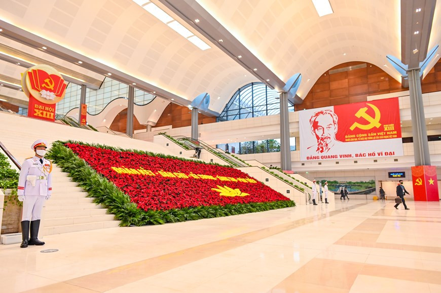 这些日子，大街小巷花团锦簇，挂满着党旗、国旗和标语，喜迎越共十三大。欢乐和乐观的气氛充分反映了国内各阶层人们对党和国家这一重大事件的关注与期望。国家会议中心大厅突出一行 “民主-纪纲-创新-发展”文字，显得十分耀眼。图自Vietnam+