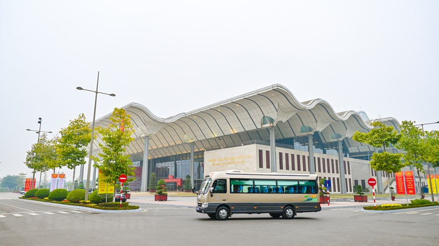 为了确保大会召开期间社会治安秩序和交通通畅， 河内市领导还特别重视做好大会召开期间的道路交通安全保障工作，有效预防交通事故发生，全力营造良好的道路交通环境。截至目前，安检和后勤及组织工作已全部就绪，交警、公安等力量多措并举，严密部署，致力保障大会的绝对安全。图自Vietnam+