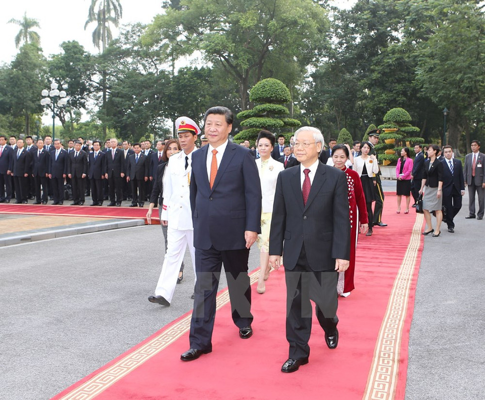 阮富仲总书记在主席府迎接中共中央总书记、国家主席习近平。（图片来源：越通社）