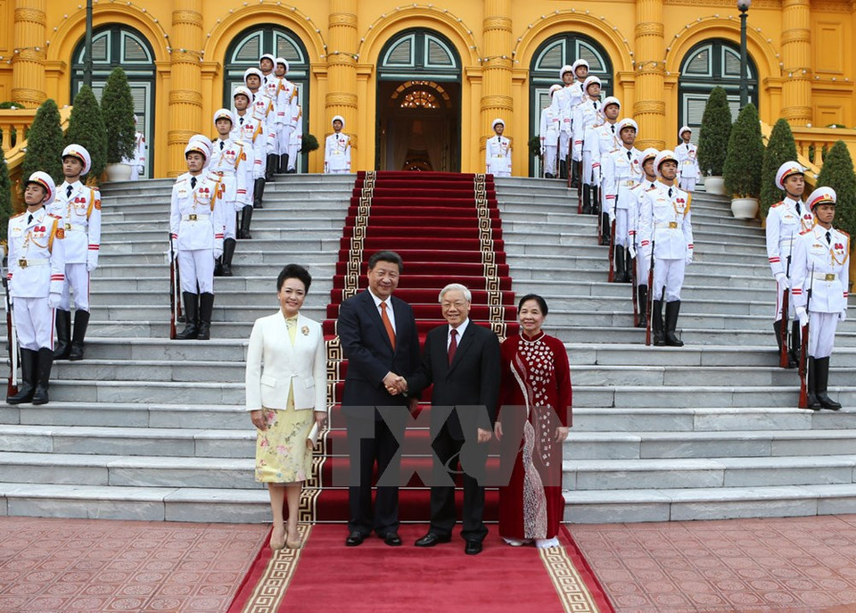 阮富仲总书记和夫人与中共中央总书记、国家主席习近平和夫人合影。（图片来源：越通社）