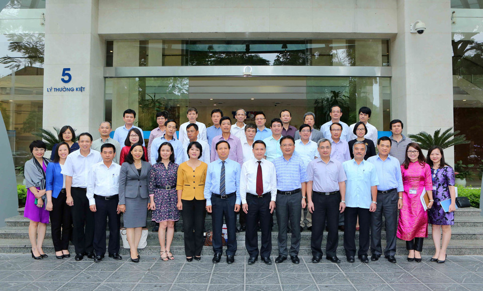 越通社领导班子与2017-2020年任期越南驻外大使和代表机构首席代表合影。（图片来源：越通社）