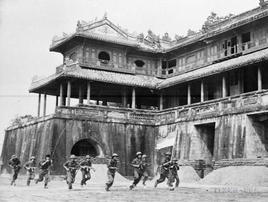 1975年3月26日，解放军进入顺化省午门广场。图自：越通社