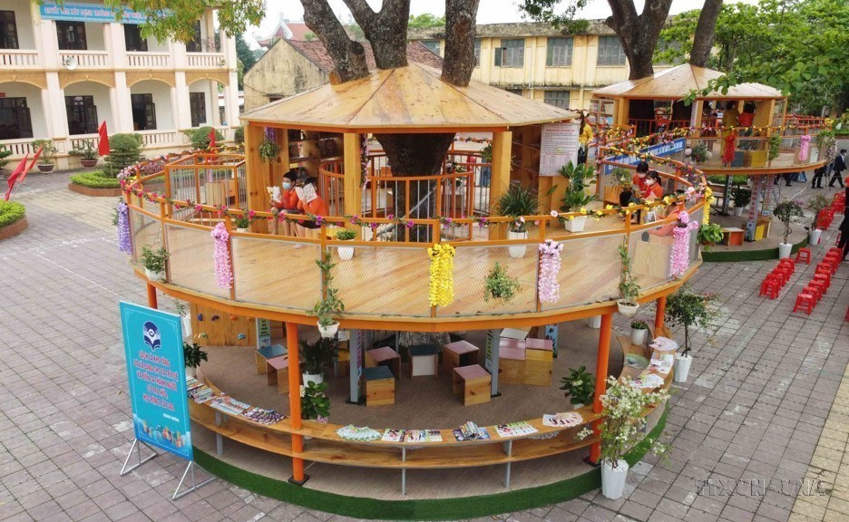 永福省永祥市镇小学较为独特的户外阅读空间。图自越通社