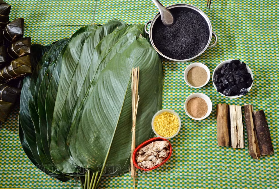 组图：越南岱依族同胞美食之精髓——黑色粽子