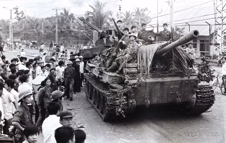顺化和岘港市分别于1975年3月26日至3月29日获得解放。4月3日中部沿海各省份逐渐获得解放。图中：1975年4月2日，解放军坦克进入庆和省芽庄。图自：越通社