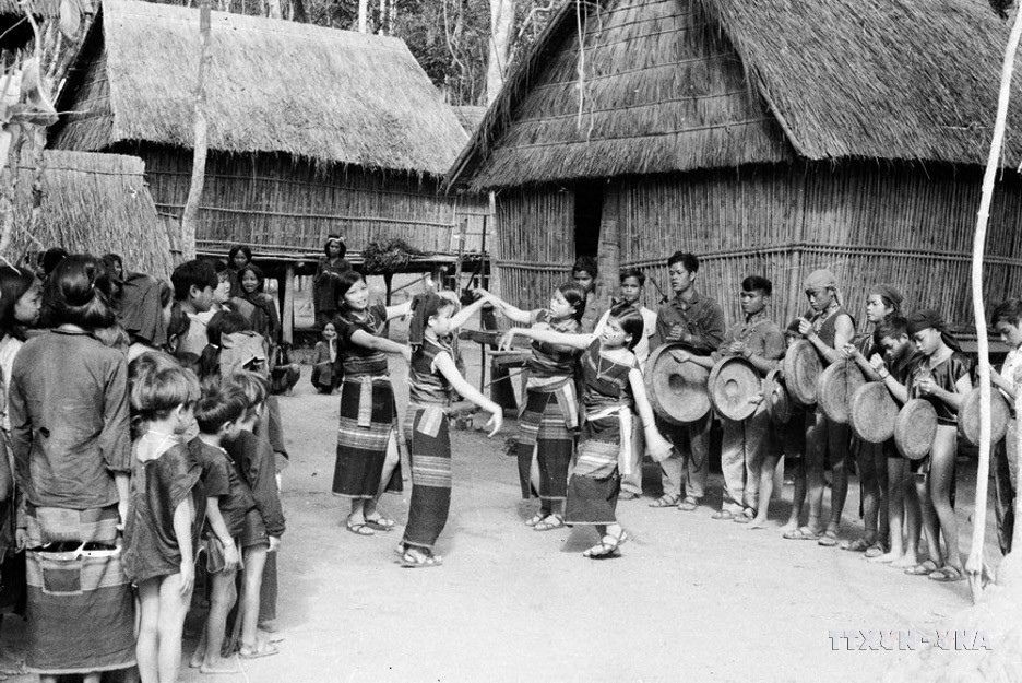 西原地区同胞载歌载舞，庆祝战役胜利。图自：越通社