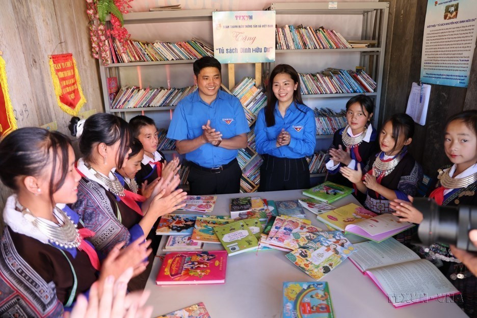 越通社胡志明共青团向安沛省木江界县一些学校赠送“丁友余书柜”项目的书本。图自越通社