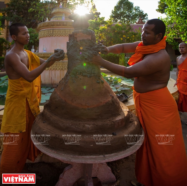 新年前，茶荣省甘榜寺僧侣用粘土培堆烧香台。本报记者 阮伦 摄