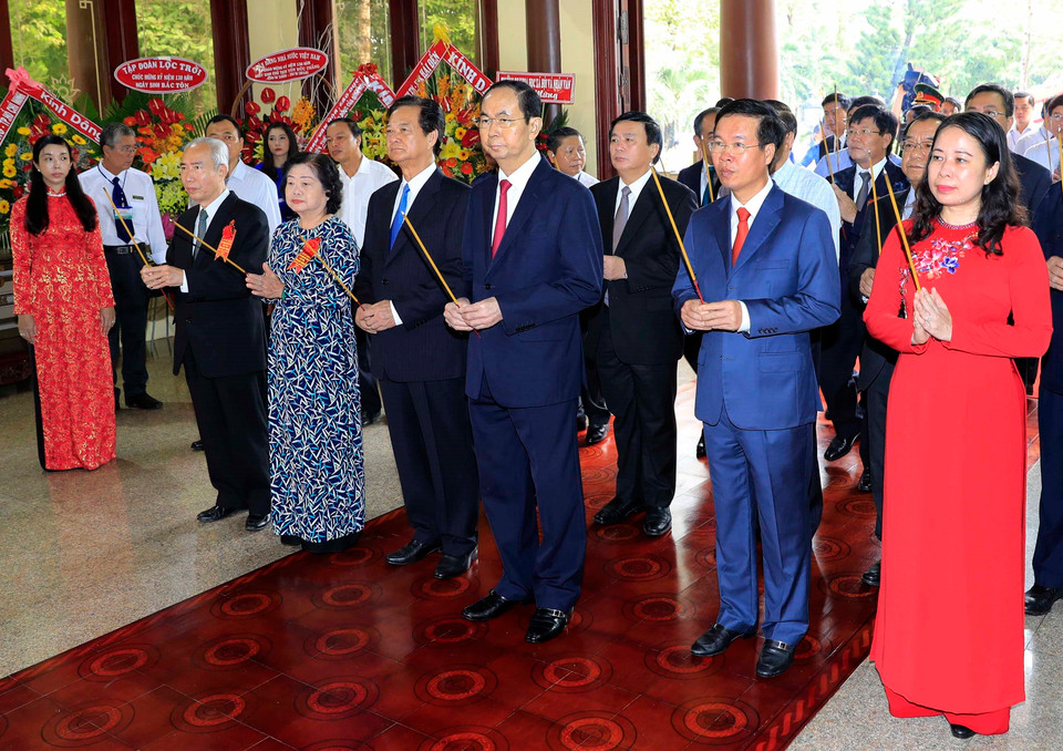 陈大光一行前往设在安江省龙川市美和兴乡虎翁岛的国家主席孙德胜纪念区上香献花。越通社记者 彦创 摄