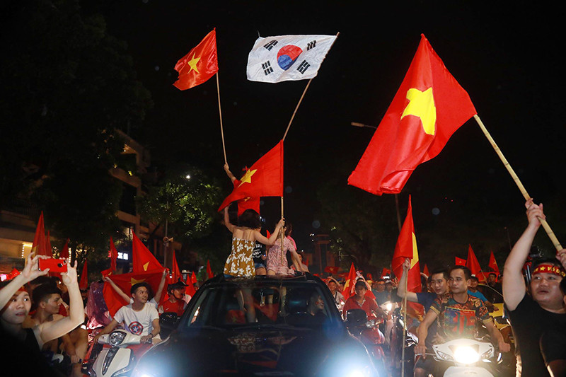 河内市球迷涌上街头庆祝越南国奥队晋级亚运会半决赛。图自越通社