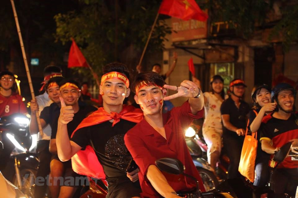 河内市球迷涌上街头庆祝越南国奥队晋级亚运会半决赛。图自越通社