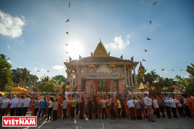 众多高棉族佛子参加布施活动，以示对佛教的虔诚。本报记者 阮伦 摄