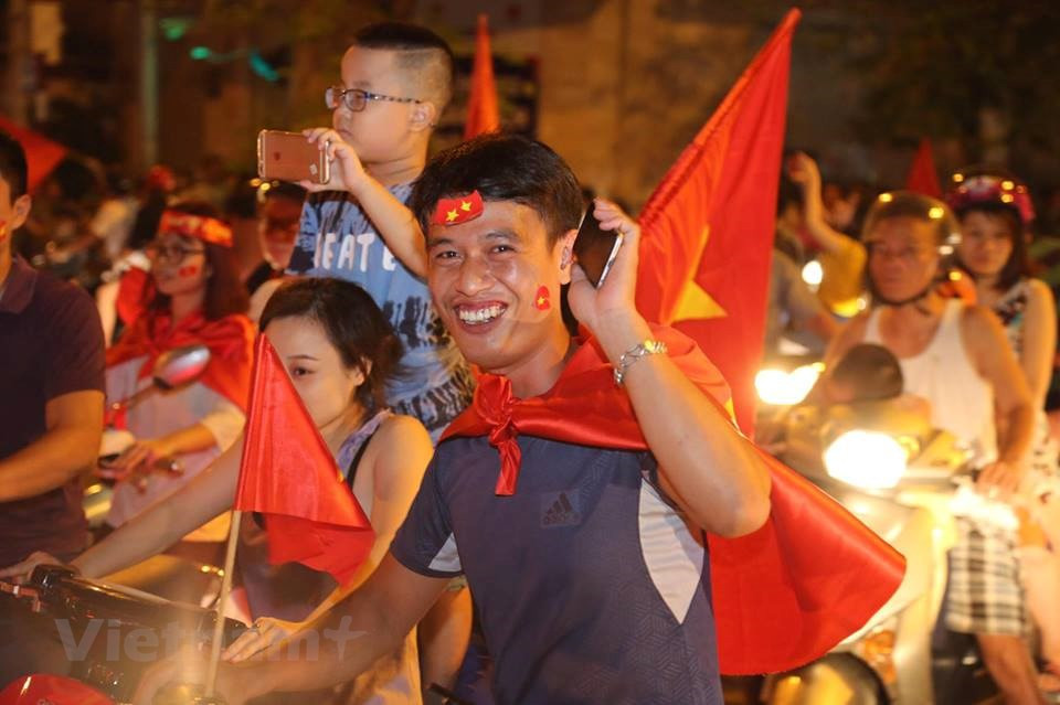 河内市球迷涌上街头庆祝越南国奥队晋级亚运会半决赛。图自越通社