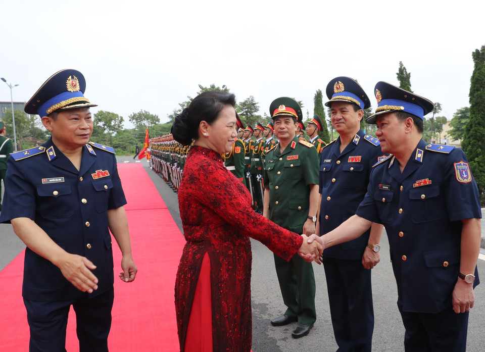 阮氏金银与海警力量代表们。越通社记者 仲德 摄