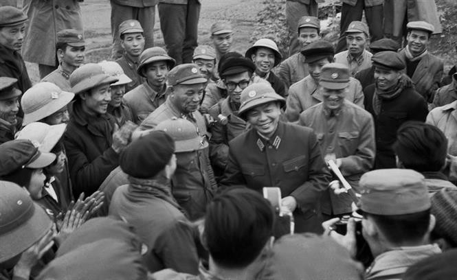 武元甲大将走访慰问自卫战士 图自越通社