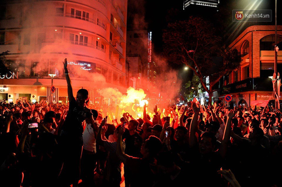 胡志明市市民涌上阮惠步行街庆祝越南国奥队的成功。图自互联网