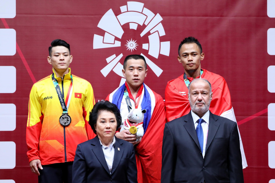 8月20日，越南举重运动员石金俊（左一）获得男子举重56公斤级银牌。图自越通社