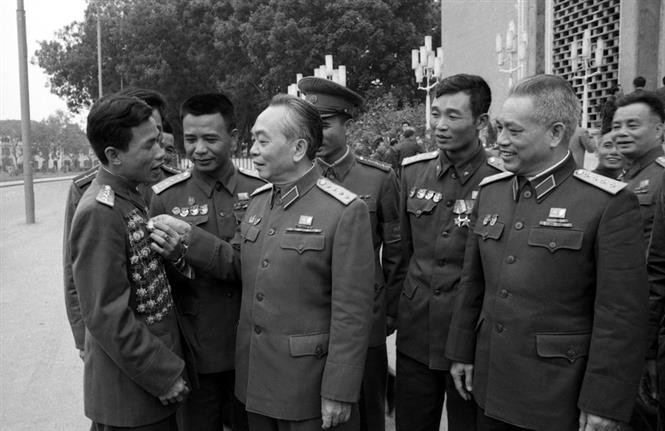 武元甲大将于1976年和出席越南共产党第四次全国代表大会的代表交谈 图自越通社