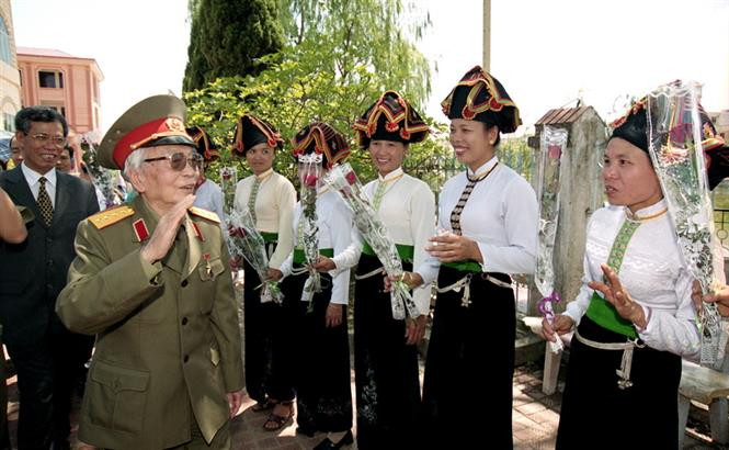 武元甲大将于2004年造访奠边省 图自越通社