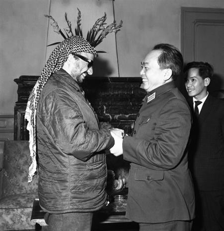 武元甲大将于1970年会见巴勒斯坦解放组织主席、巴勒斯坦国总统亚西尔·阿拉法特 图自越通社