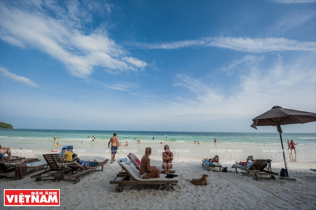 游客观赏秀丽风景，领略安静祥和的气氛。伯玉 摄