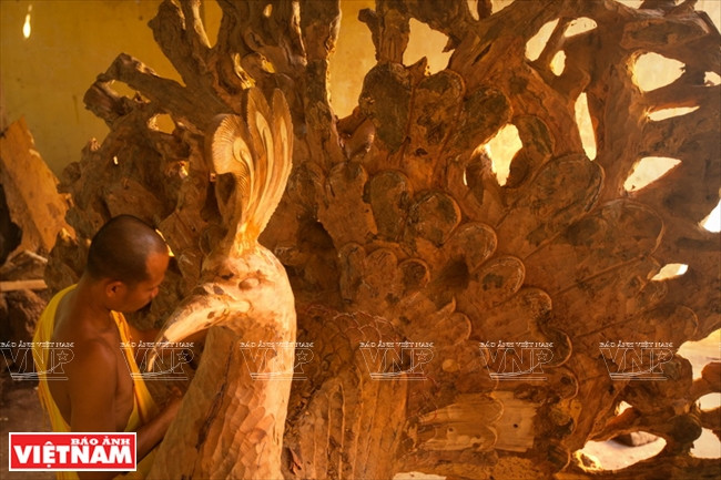 高棉寺也是培养传统木雕业人才之地。本报记者 阮伦 摄