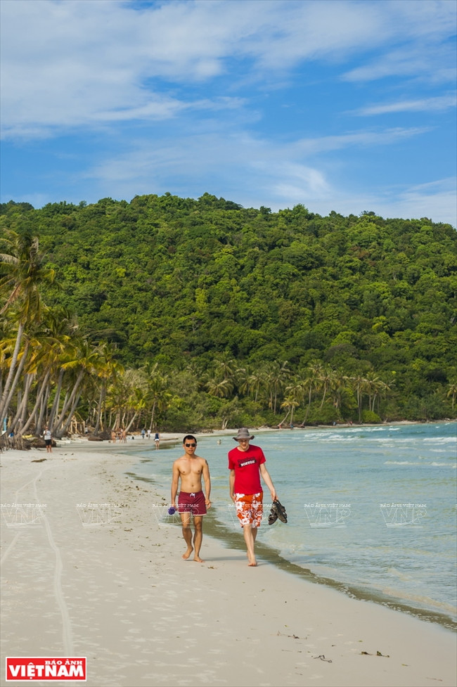 游客在雪白沙滩上漫步。伯玉 摄