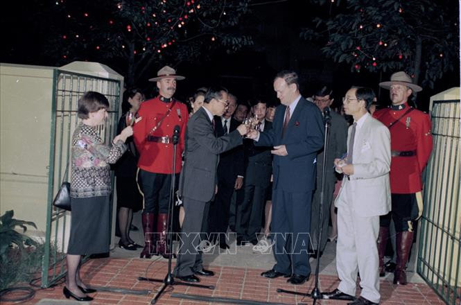 加拿大总理让·克雷蒂安出席竣工仪式。图自越通社