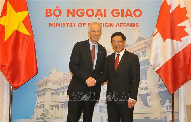 越南政府副总理兼外交部长范平明于9月5日在河内与加拿大外交部长斯特凡纳•迪翁举行会谈。图自越通社