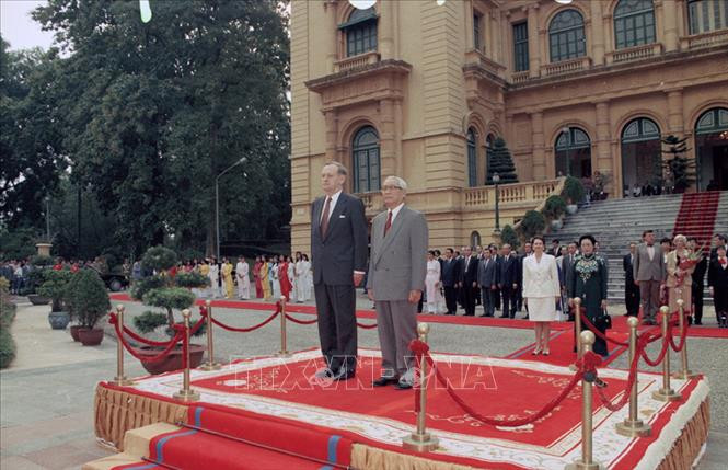 1994年11月16日，越南政府总理武文杰在河内迎接加拿大总理让·克雷蒂安。图自越通社