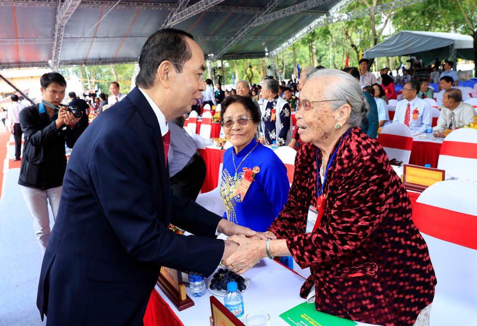 陈大光同与会代表握手。越通社记者 颜创 摄