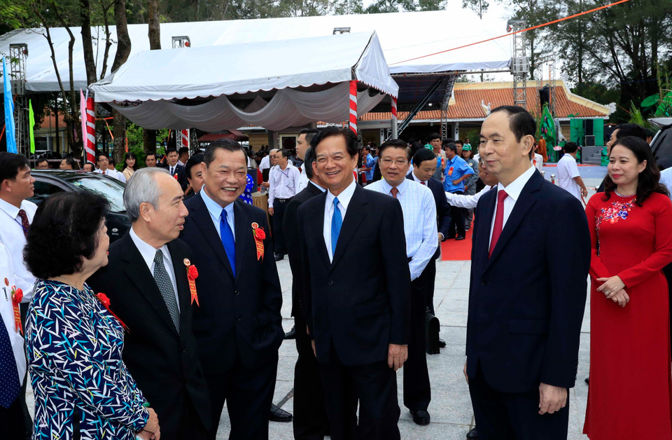 陈大光同各位代表交流。越通社记者 颜创 摄