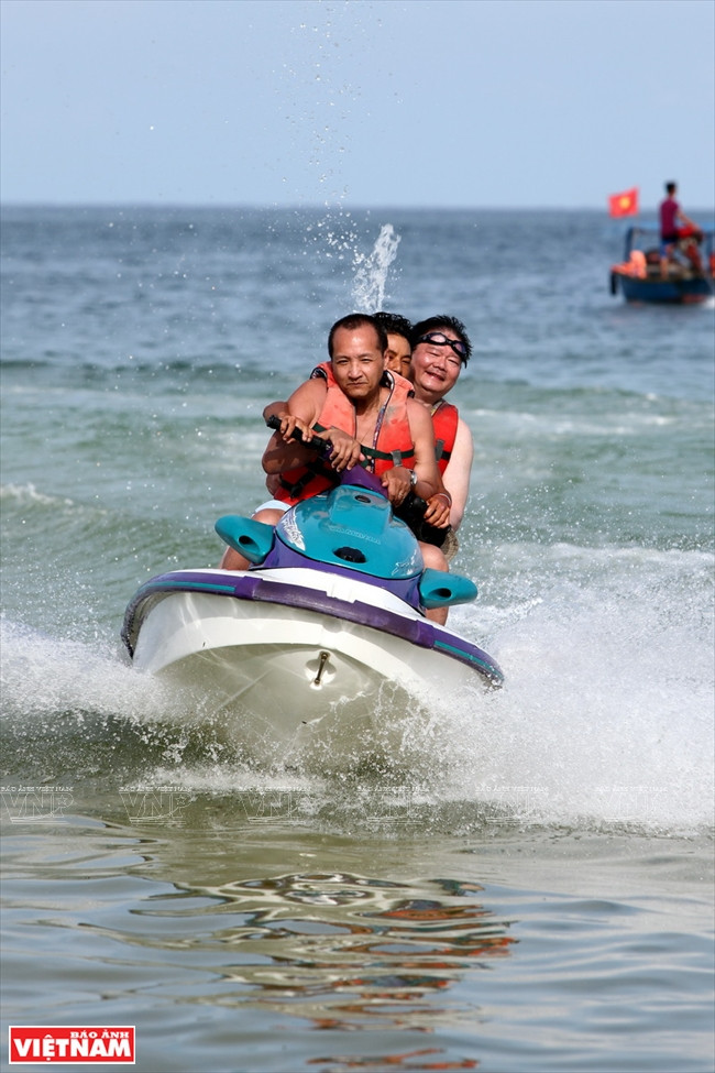 星滩水上运动十分丰富，有摩托艇、皮划艇、香蕉船、冲浪等。本报记者 黎明 摄