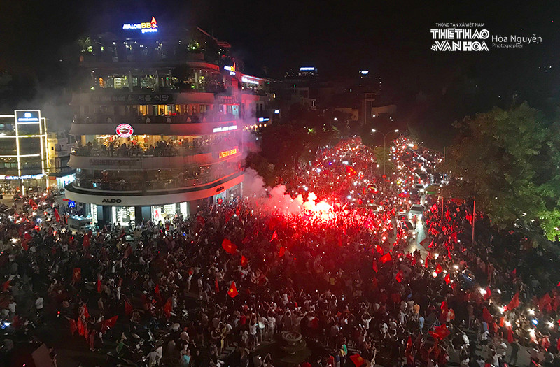 河内市球迷涌上街头庆祝越南国奥队晋级亚运会半决赛。图自越通社
