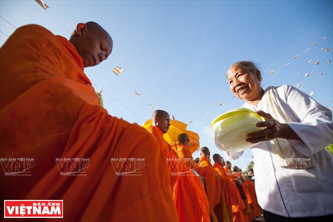 剩下的香水由信徒带回家为祖父母和父母洗脚以示孝心。本报记者 阮伦 摄