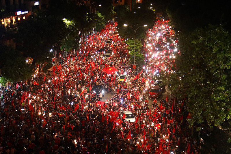 河内市球迷涌上街头庆祝越南国奥队晋级亚运会半决赛。图自越通社