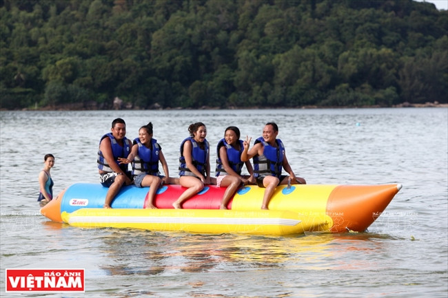 游客划香蕉船。本报记者 黎明 摄