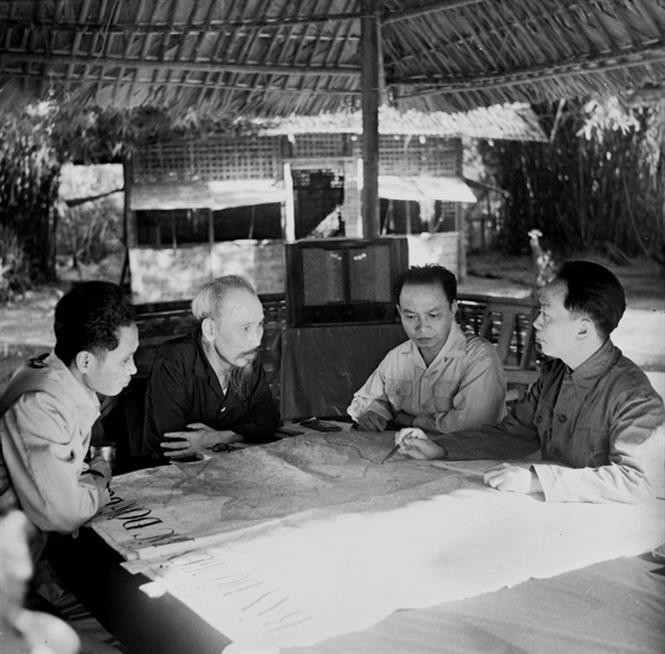 胡志明主席、武元甲大将同党和国家领导讨论1954年奠边府战役的计划 图自越通社