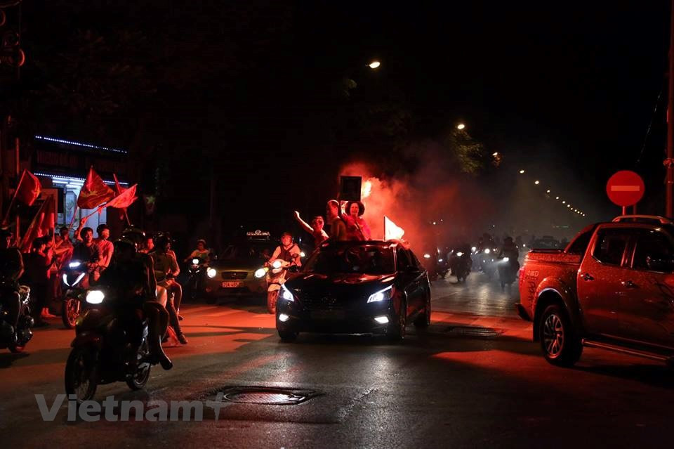 河内市球迷涌上街头庆祝越南国奥队晋级亚运会半决赛。图自越通社