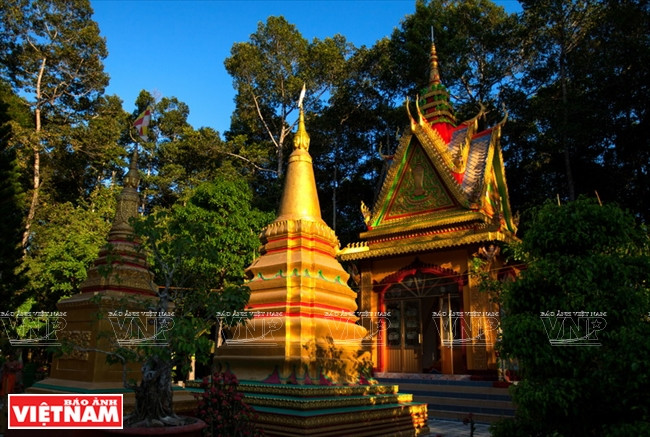 高棉族有火化习俗，人死后火化，骨灰存放在寺后骨灰塔。本报记者 阮伦 摄