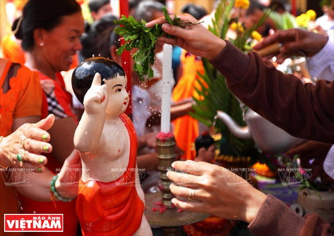 高棉人用香水浴佛。 摄本报记者 阮伦 摄