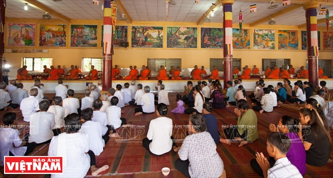 高棉人在寺正殿行礼。本报记者 阮伦 摄