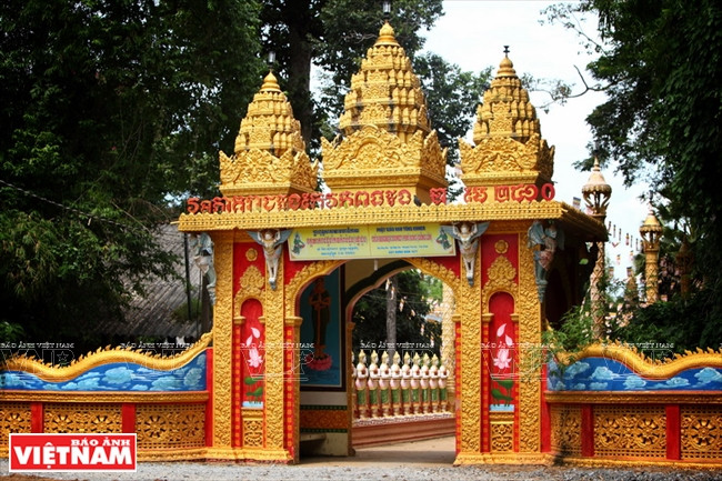 在高棉寺门口和围墙上装饰着由高棉艺人制作与佛相关故事的形象。本报记者阮伦摄