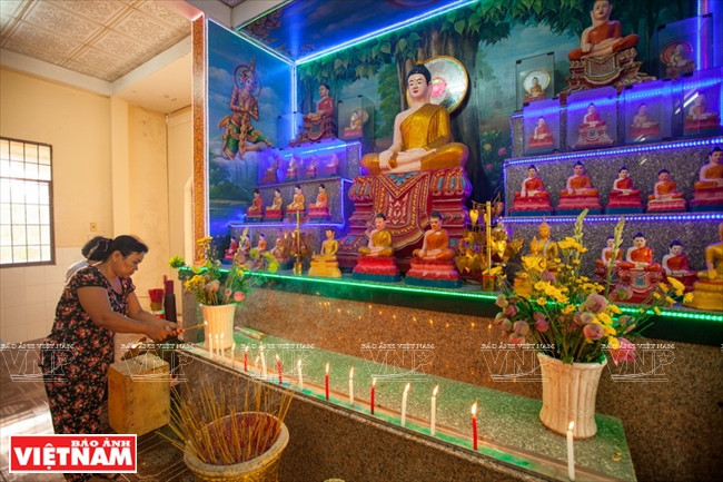 佛子虔诚地上香。本报记者 阮伦 摄