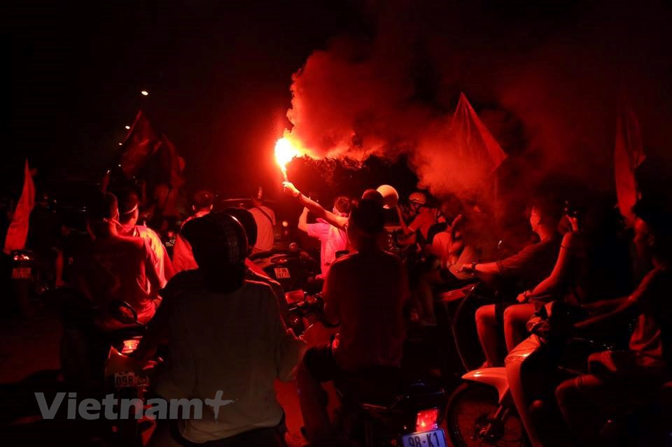河内市球迷涌上街头庆祝越南国奥队晋级亚运会半决赛。图自越通社