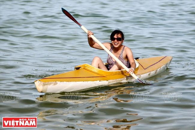 在星滩上租用皮划艇、摩托艇每小时10万盾。本报记者 黎明 摄