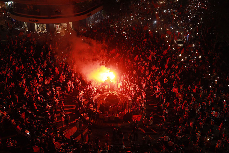 河内市大批球迷涌上街头庆祝越南国奥队晋级亚运会半决赛。图自越通社