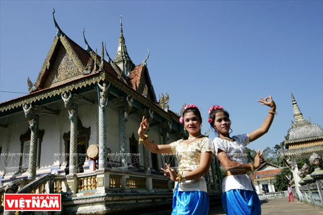 高棉族少女在朔庄省最古老寺院之一的克郎寺表演民族舞蹈。本报记者 明国 摄