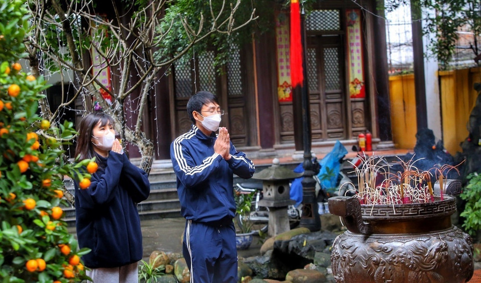 人们去福庆寺烧香拜佛，祈求新的一年里阖家欢乐、幸福美满。 图自越通社