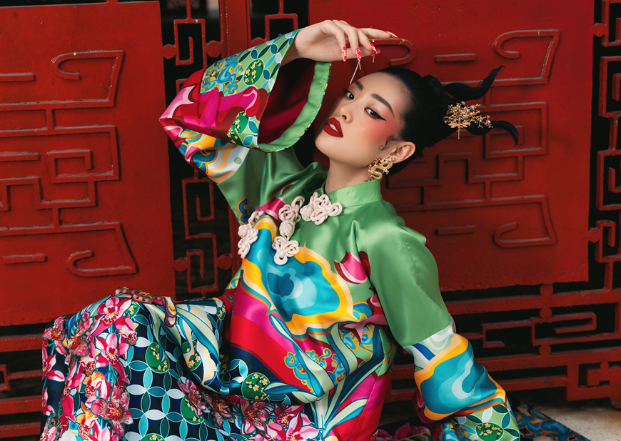 越南环球小姐庆云选择一个简单的拍照姿势，展现出越南女人传统而优雅之美。图自越通社